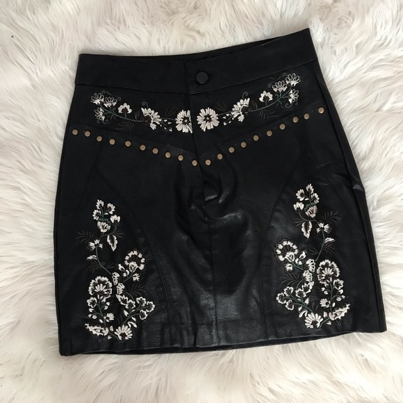 Black faux leather embroidered skirt - Picture 3 of 5